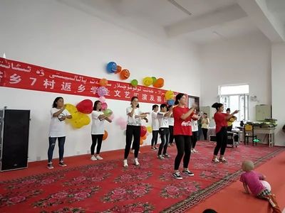 為夢想護(hù)航 青春放光彩——疏附縣塔什米里克鄉(xiāng)格勒迪爾郎（7）村舉辦返鄉(xiāng)學(xué)生文藝匯演